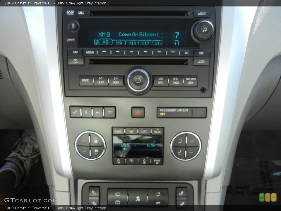 Dark Gray/Light Gray Interior Controls for the 2009 Chevrolet Traverse LT #59636445