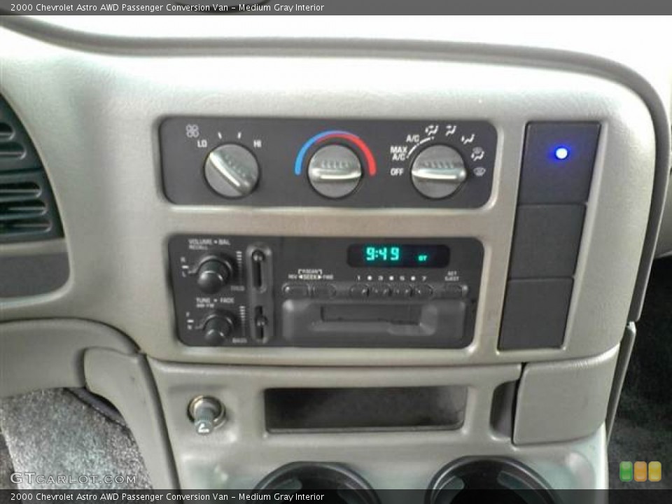 Medium Gray Interior Controls for the 2000 Chevrolet Astro AWD Passenger Conversion Van #59732589