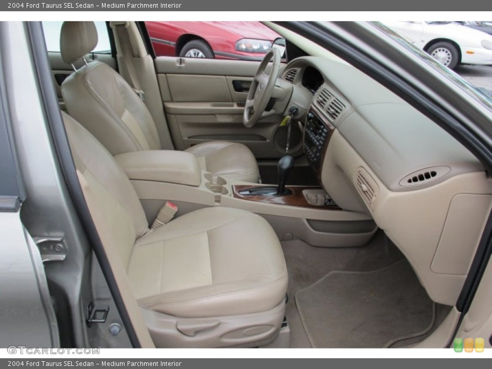 Medium Parchment Interior Photo for the 2004 Ford Taurus SEL Sedan #59760098