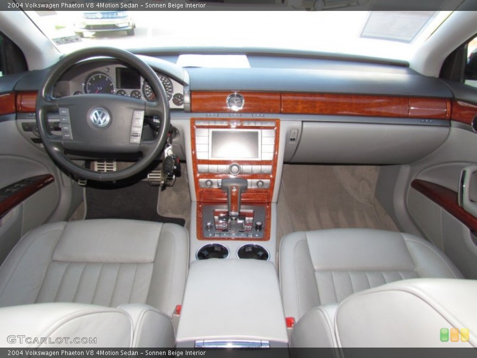 Sonnen Beige Interior Dashboard for the 2004 Volkswagen Phaeton V8 4Motion Sedan #59818871
