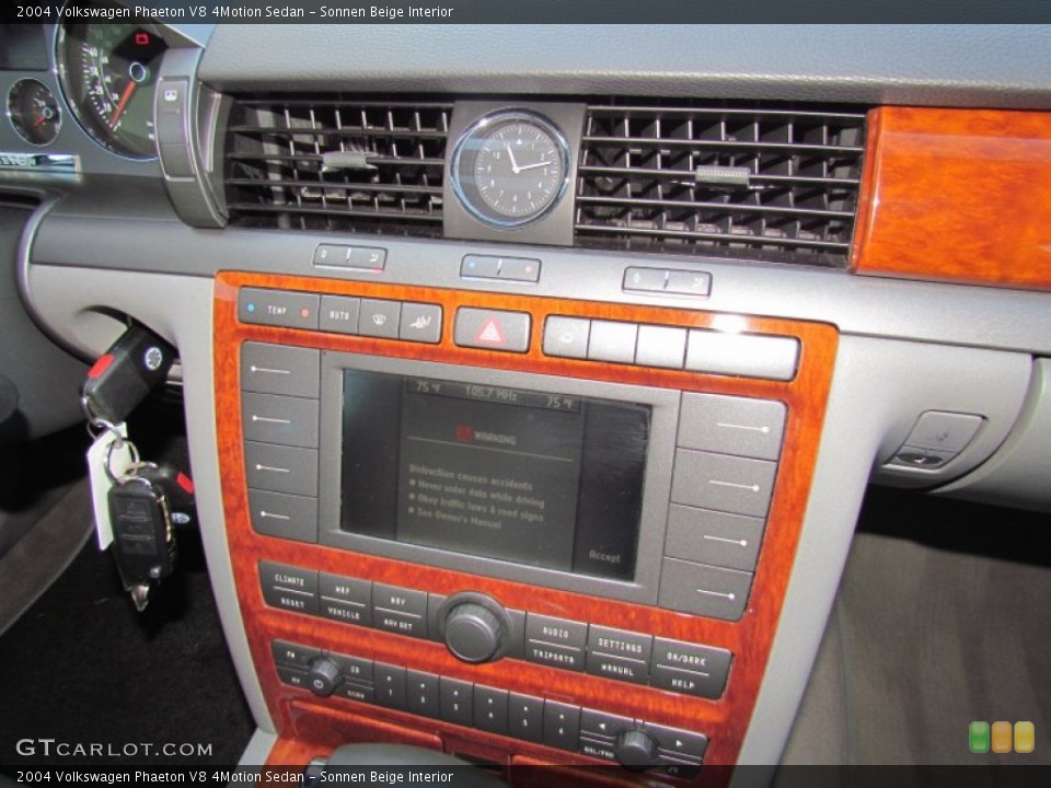 Sonnen Beige Interior Controls for the 2004 Volkswagen Phaeton V8 4Motion Sedan #59818898