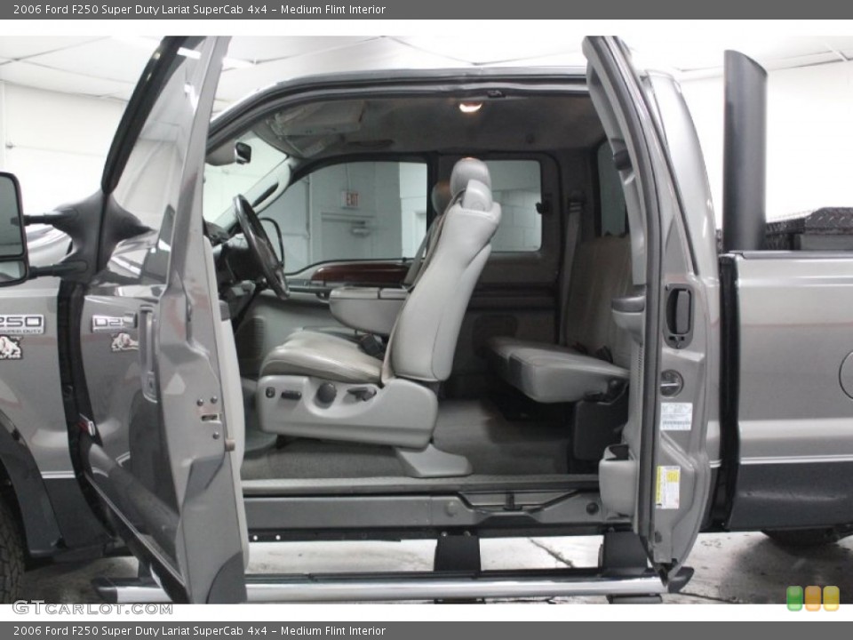 Medium Flint Interior Photo for the 2006 Ford F250 Super Duty Lariat SuperCab 4x4 #59861685