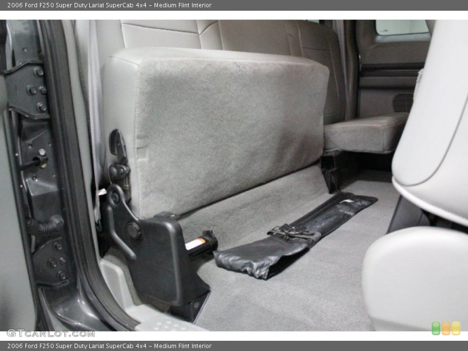 Medium Flint Interior Photo for the 2006 Ford F250 Super Duty Lariat SuperCab 4x4 #59861889