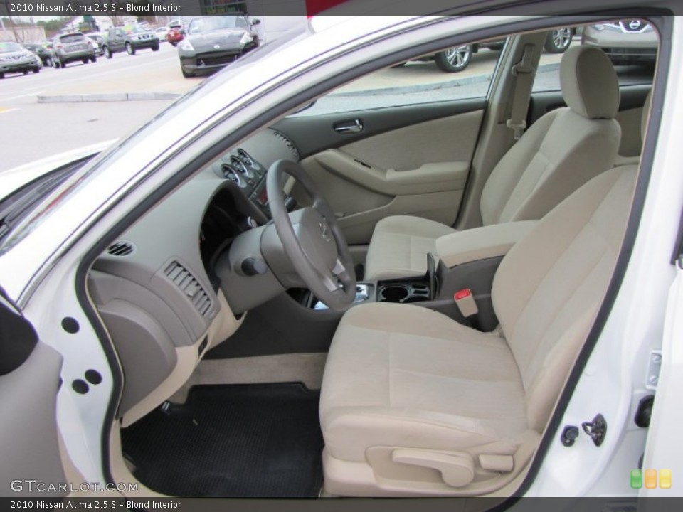 Blond Interior Photo for the 2010 Nissan Altima 2.5 S #59923062