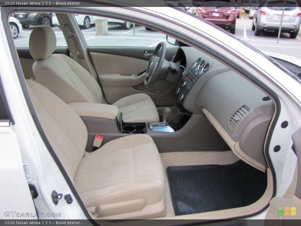 Blond Interior Photo for the 2010 Nissan Altima 2.5 S #59923112