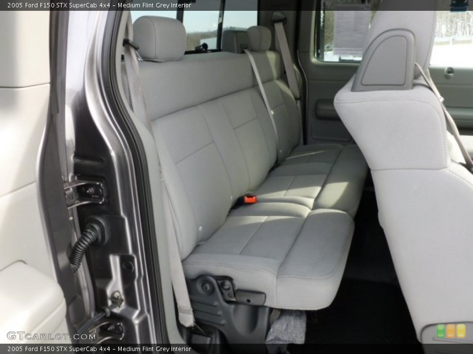 Medium Flint Grey Interior Photo for the 2005 Ford F150 STX SuperCab 4x4 #59994112