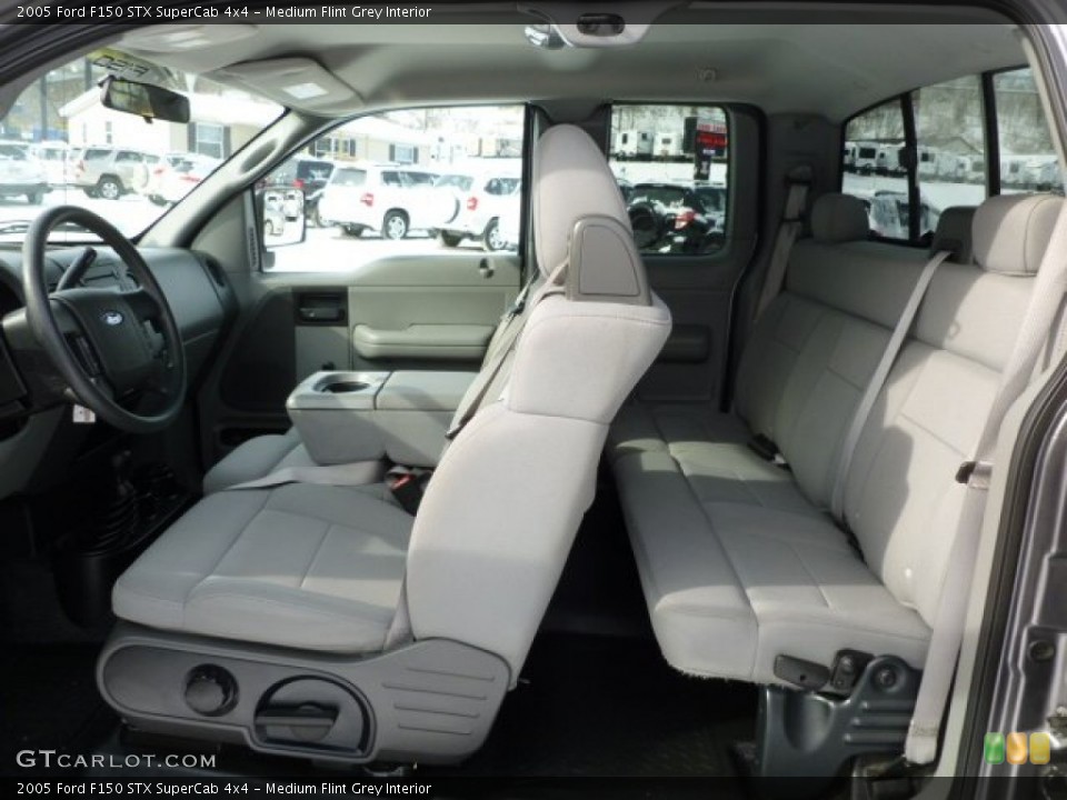 Medium Flint Grey Interior Photo for the 2005 Ford F150 STX SuperCab 4x4 #59994121