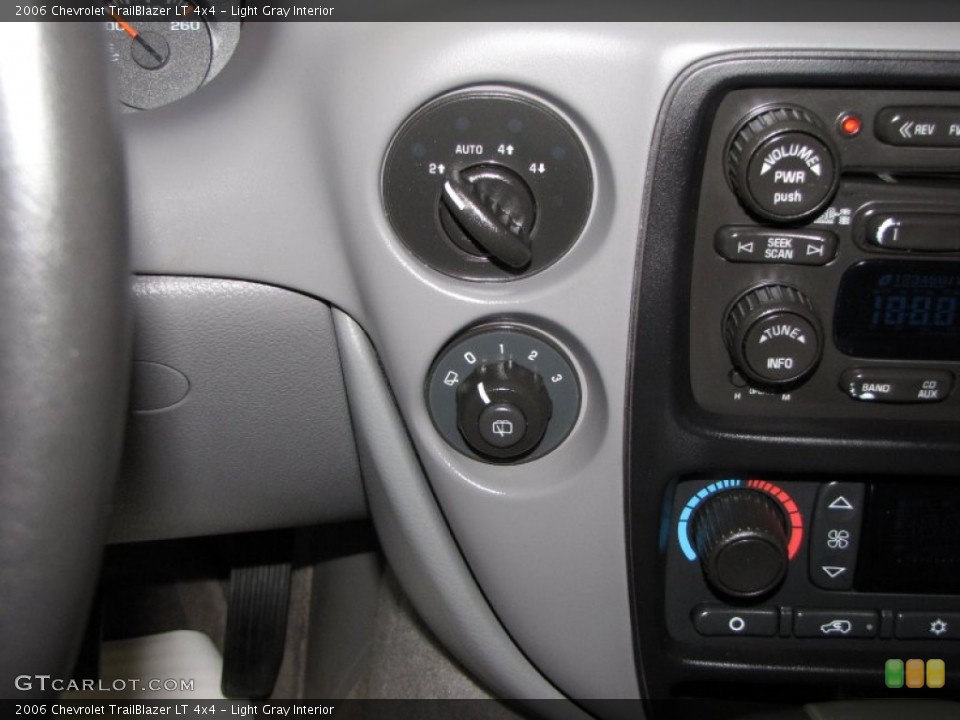 Light Gray Interior Controls for the 2006 Chevrolet TrailBlazer LT 4x4 #60708163