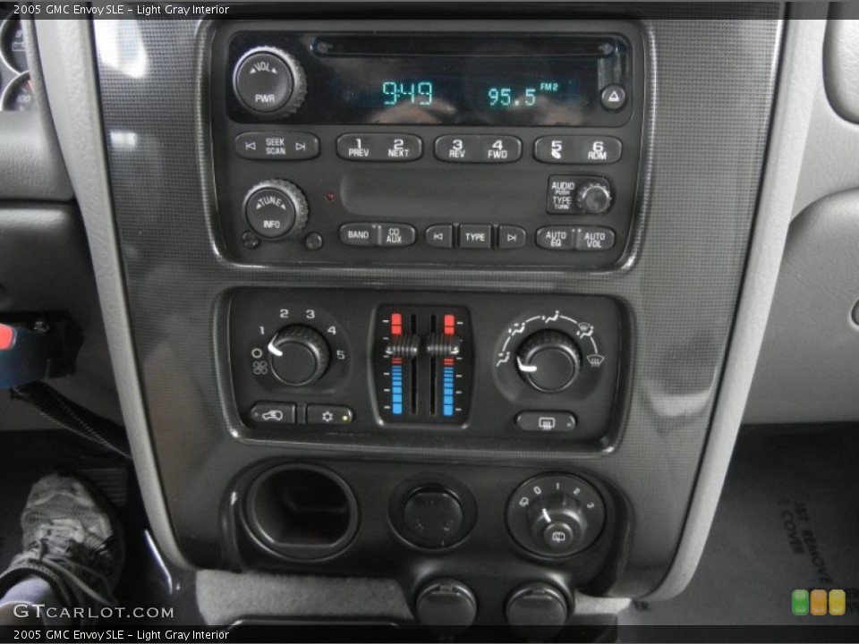 Light Gray Interior Controls for the 2005 GMC Envoy SLE #60812364