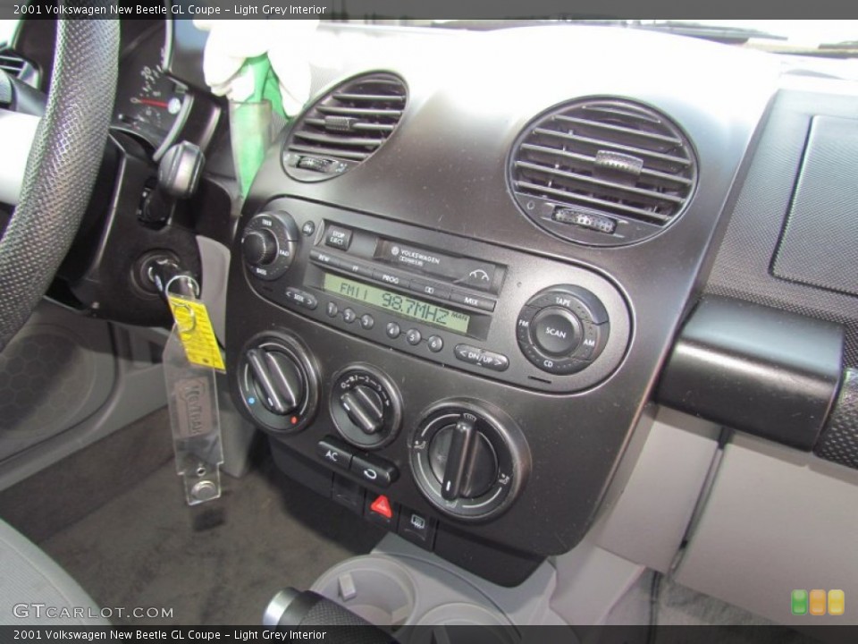 Light Grey Interior Controls for the 2001 Volkswagen New Beetle GL Coupe #60847178