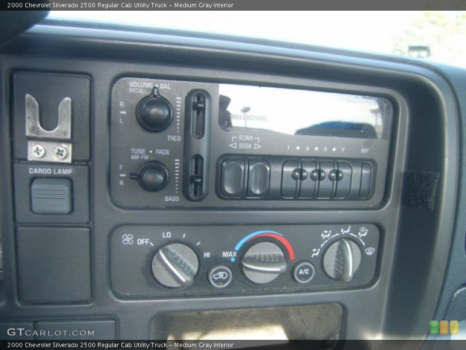 Medium Gray Interior Controls for the 2000 Chevrolet Silverado 2500 Regular Cab Utility Truck #60899155