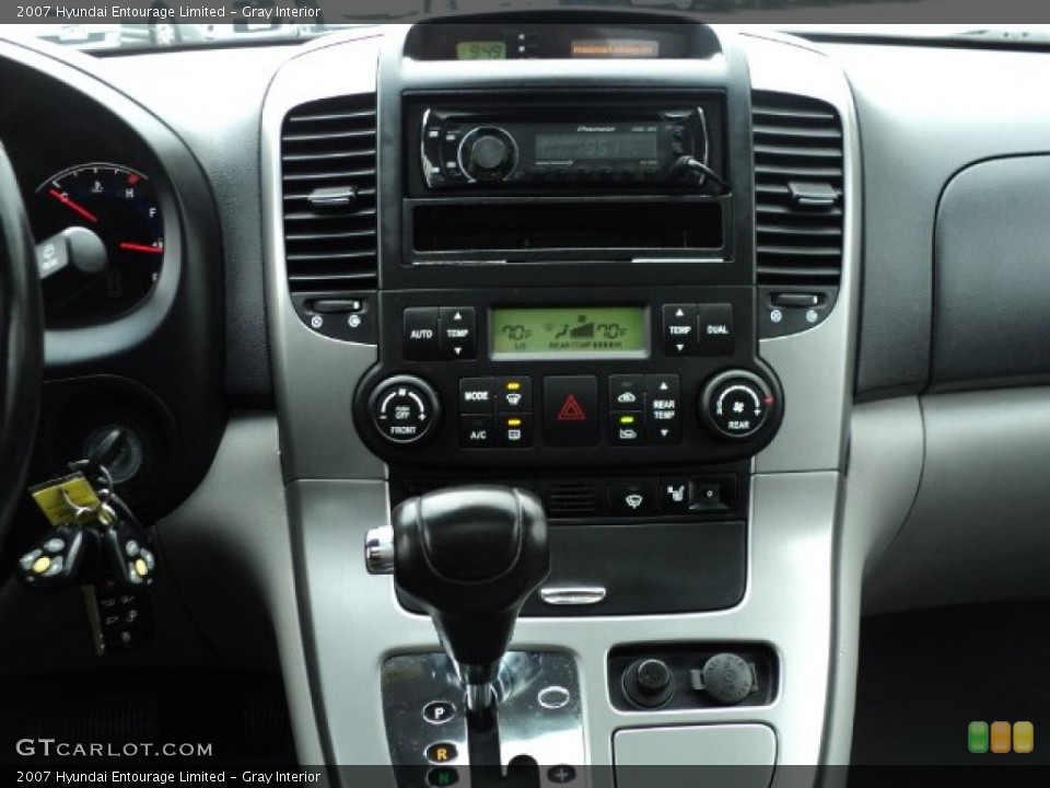 Gray Interior Controls for the 2007 Hyundai Entourage Limited #61049737