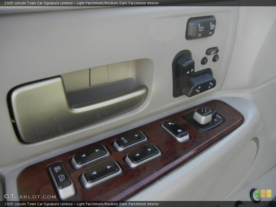 Light Parchment/Medium Dark Parchment Interior Controls for the 2005 Lincoln Town Car Signature Limited #61118121
