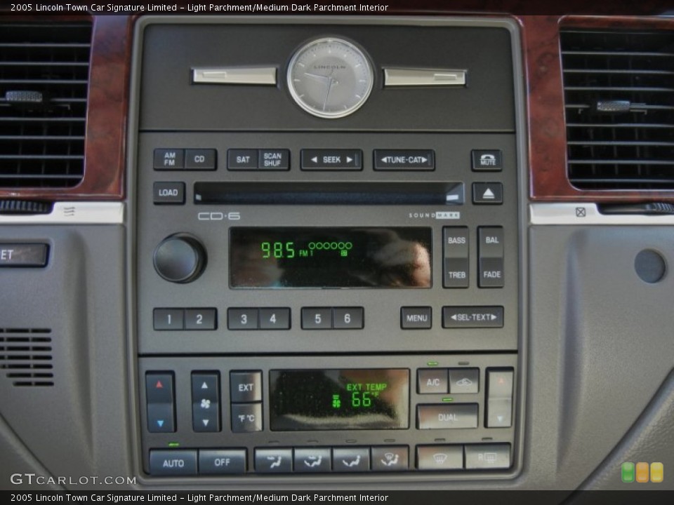 Light Parchment/Medium Dark Parchment Interior Controls for the 2005 Lincoln Town Car Signature Limited #61118201