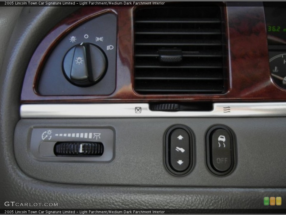 Light Parchment/Medium Dark Parchment Interior Controls for the 2005 Lincoln Town Car Signature Limited #61118207