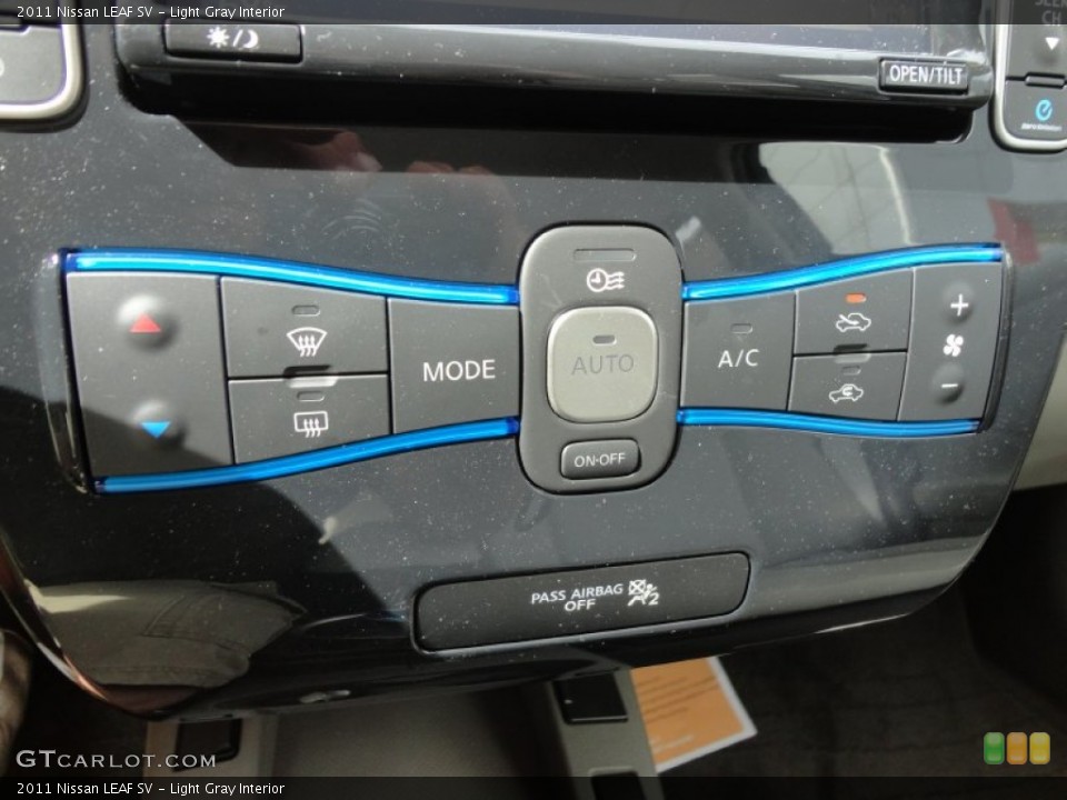 Light Gray Interior Controls for the 2011 Nissan LEAF SV #61143200