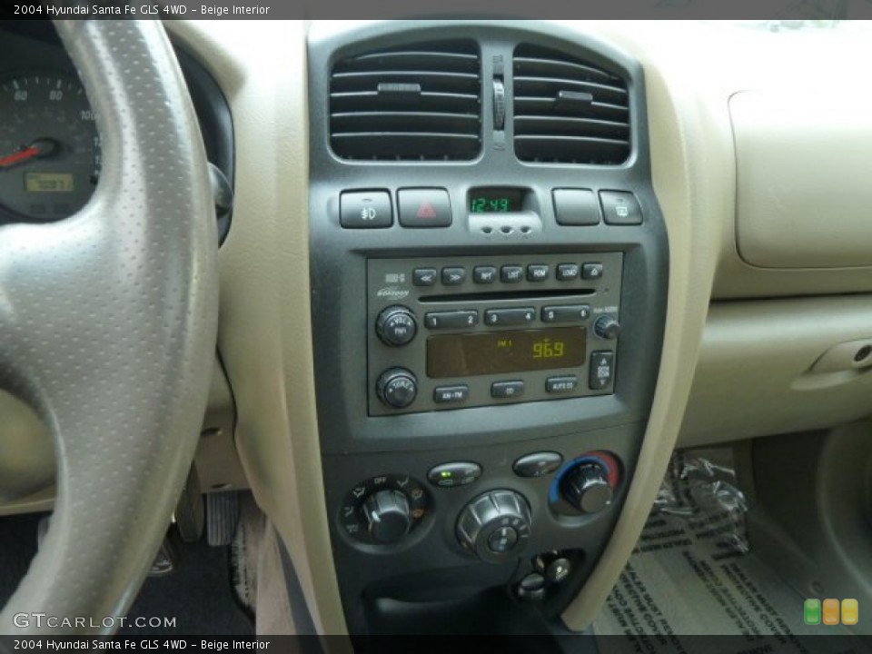 Beige Interior Controls for the 2004 Hyundai Santa Fe GLS 4WD #61223197