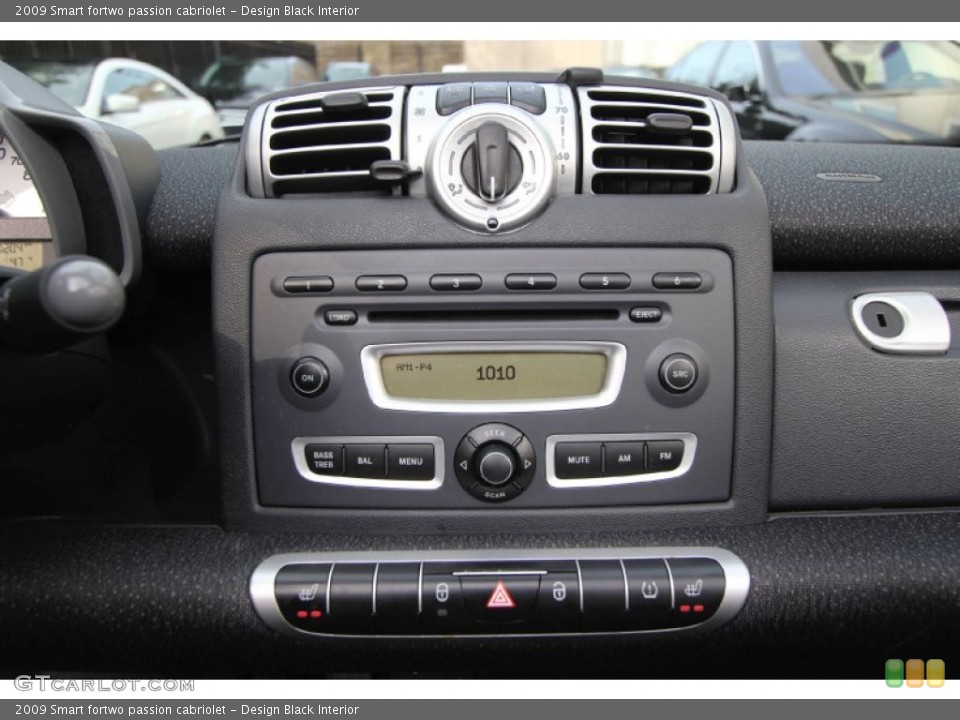 Design Black Interior Audio System for the 2009 Smart fortwo passion cabriolet #61238015