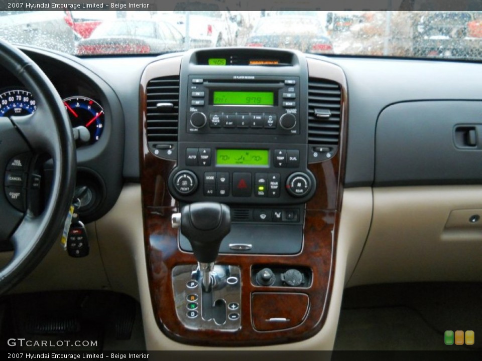 Beige Interior Controls for the 2007 Hyundai Entourage Limited #61330795