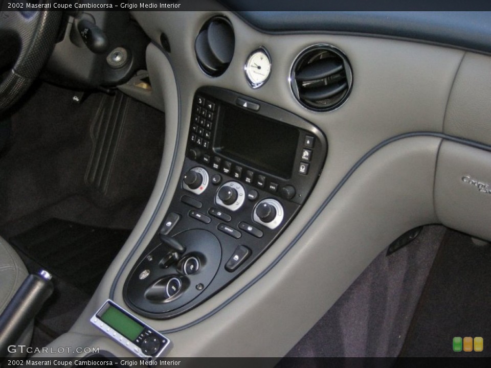Grigio Medio Interior Controls for the 2002 Maserati Coupe Cambiocorsa #61379354