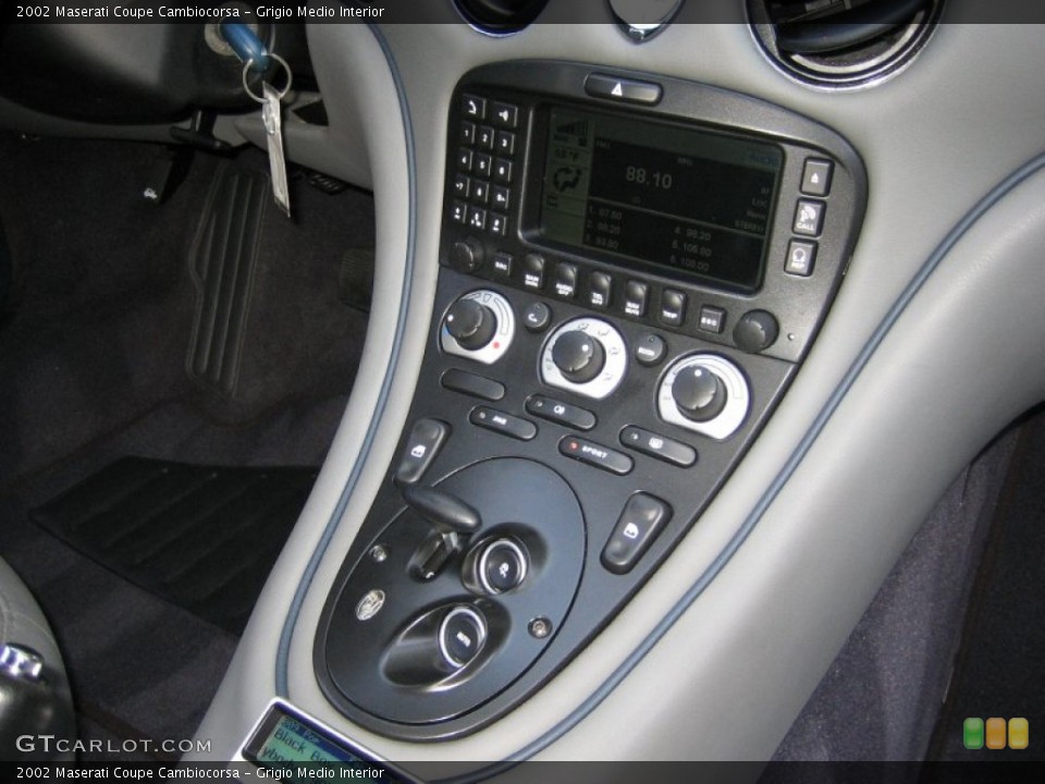 Grigio Medio Interior Controls for the 2002 Maserati Coupe Cambiocorsa #61379361