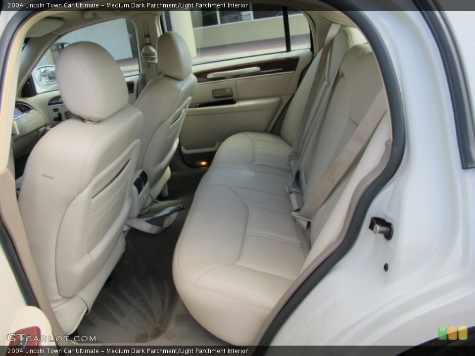 Medium Dark Parchment/Light Parchment Interior Photo for the 2004 Lincoln Town Car Ultimate #61406991