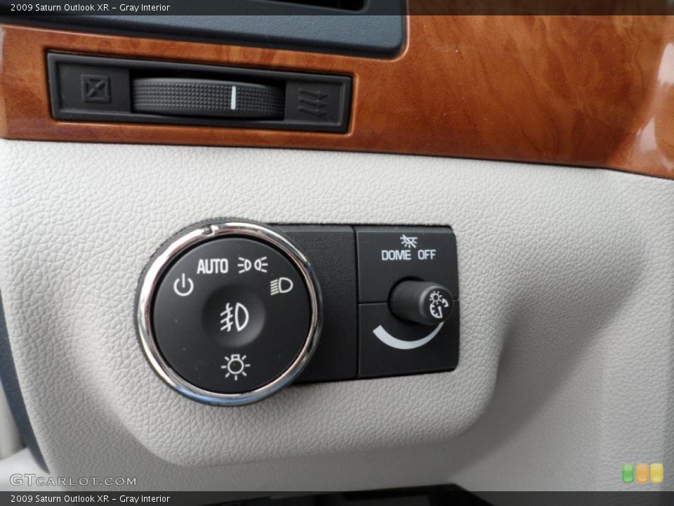 Gray Interior Controls for the 2009 Saturn Outlook XR #61490562