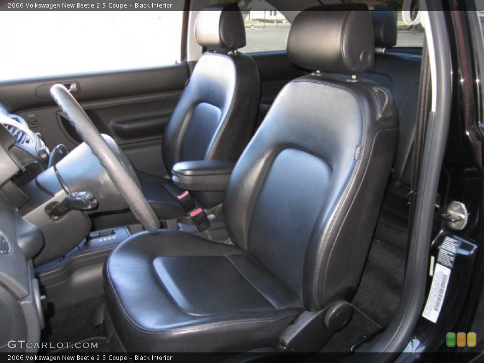 Black Interior Photo for the 2006 Volkswagen New Beetle 2.5 Coupe #61606356