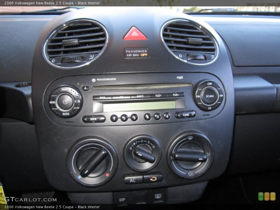 Black Interior Controls for the 2006 Volkswagen New Beetle 2.5 Coupe #61606418