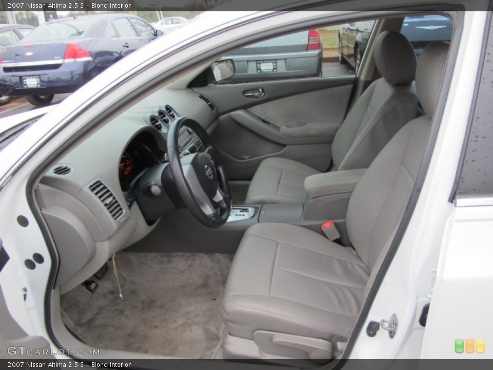 Blond Interior Photo for the 2007 Nissan Altima 2.5 S #61671879