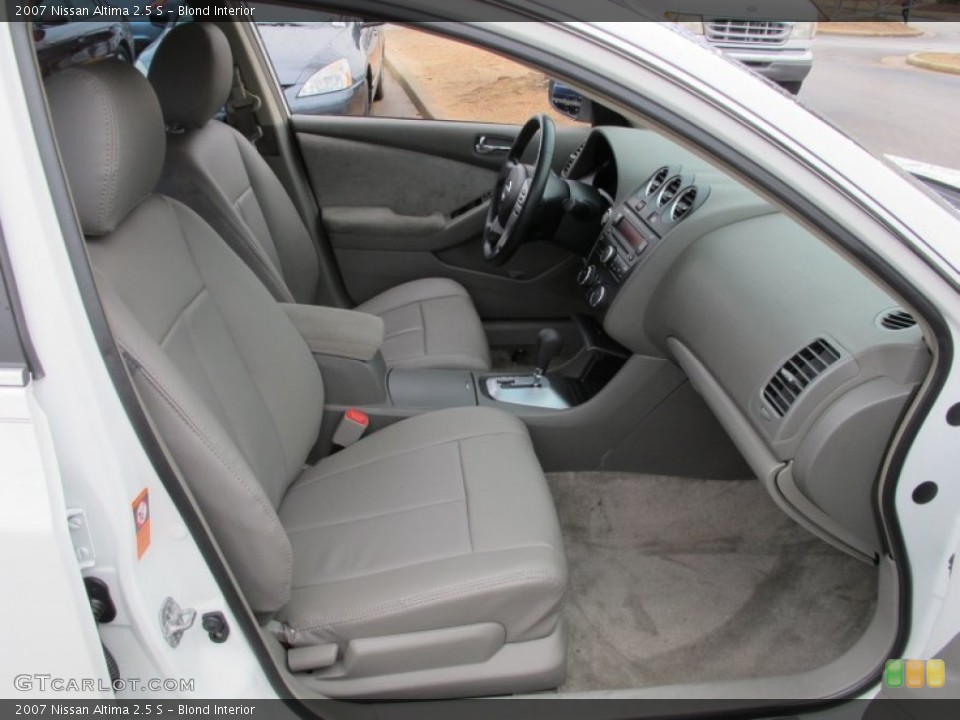 Blond Interior Photo for the 2007 Nissan Altima 2.5 S #61671913
