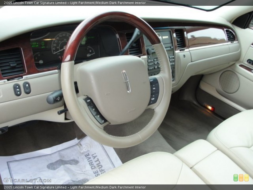 Light Parchment/Medium Dark Parchment Interior Photo for the 2005 Lincoln Town Car Signature Limited #61696379