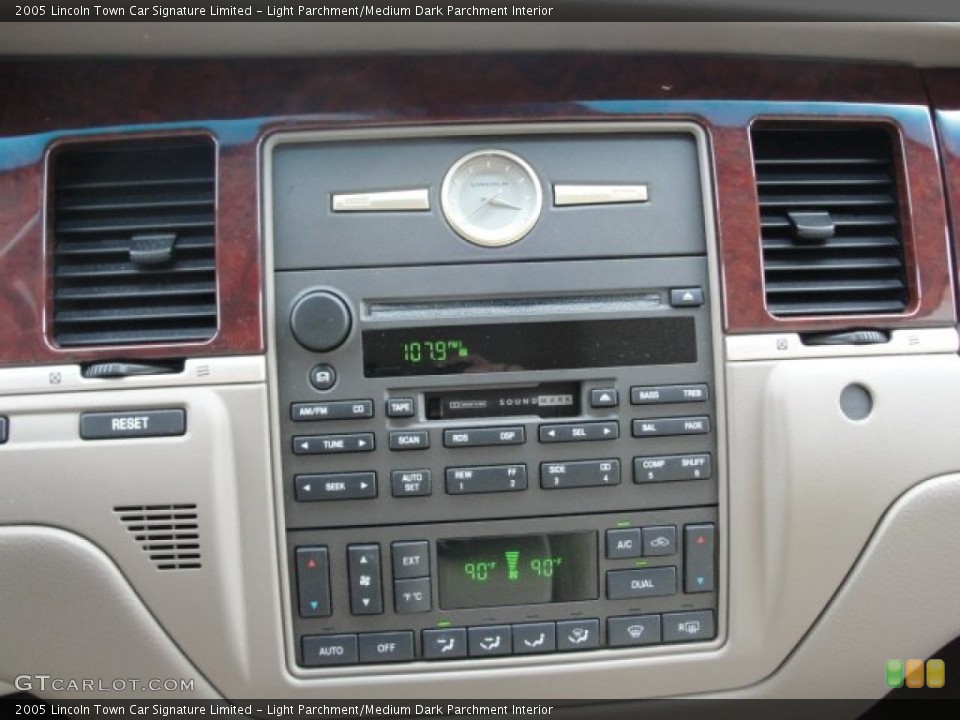 Light Parchment/Medium Dark Parchment Interior Controls for the 2005 Lincoln Town Car Signature Limited #61696452