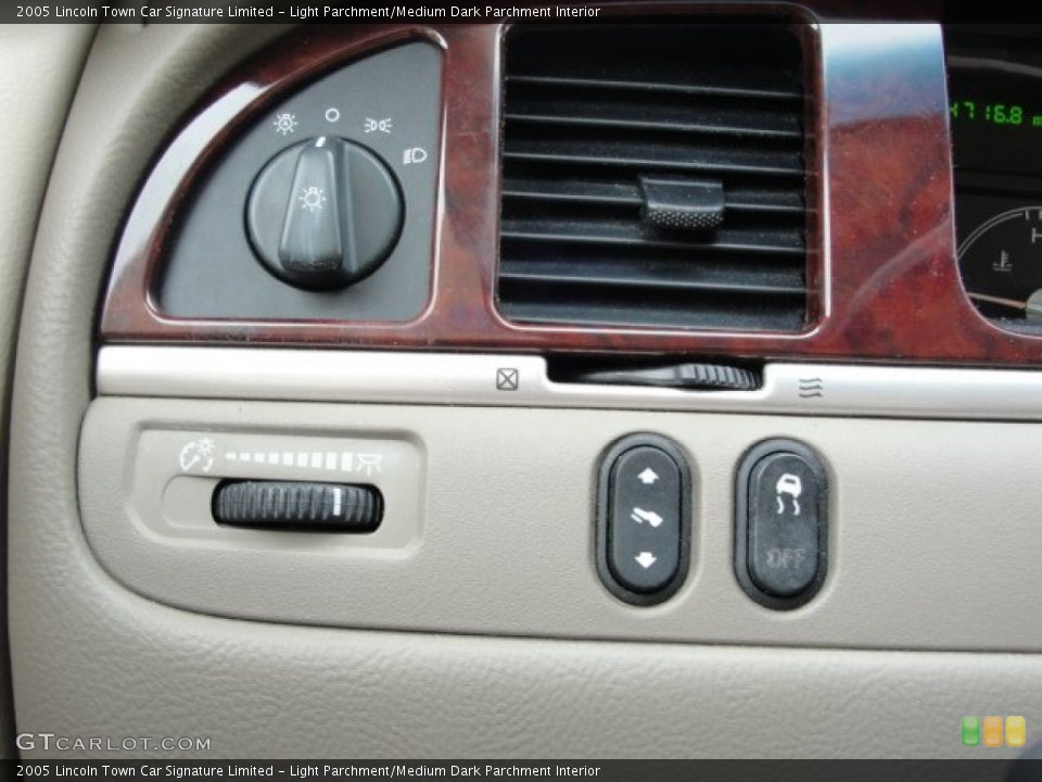 Light Parchment/Medium Dark Parchment Interior Controls for the 2005 Lincoln Town Car Signature Limited #61696457