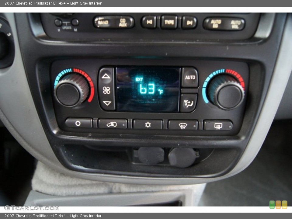 Light Gray Interior Controls for the 2007 Chevrolet TrailBlazer LT 4x4 #61704726