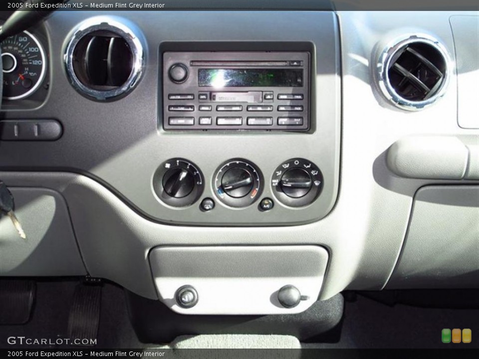 Medium Flint Grey Interior Controls for the 2005 Ford Expedition XLS #61732011