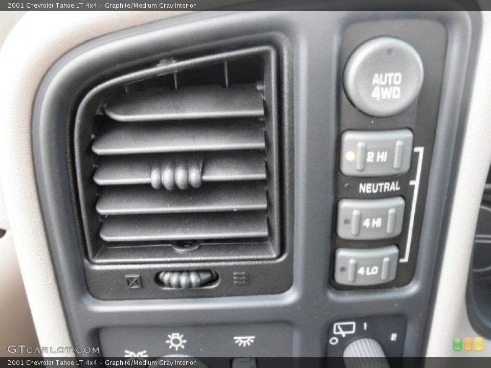 Graphite/Medium Gray Interior Controls for the 2001 Chevrolet Tahoe LT 4x4 #61839582