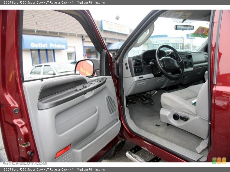 Medium Flint Interior Photo for the 2005 Ford F250 Super Duty XLT Regular Cab 4x4 #61860501