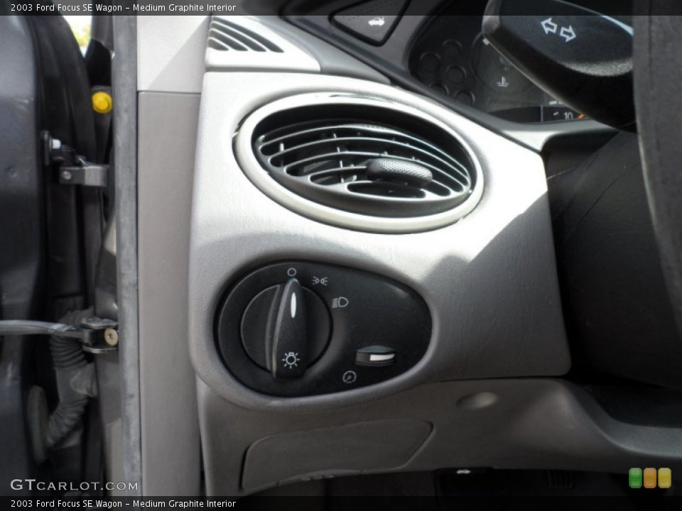 Medium Graphite Interior Controls for the 2003 Ford Focus SE Wagon #62065479
