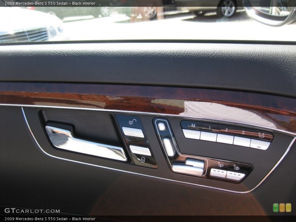 Black Interior Controls for the 2009 Mercedes-Benz S 550 Sedan #62158353