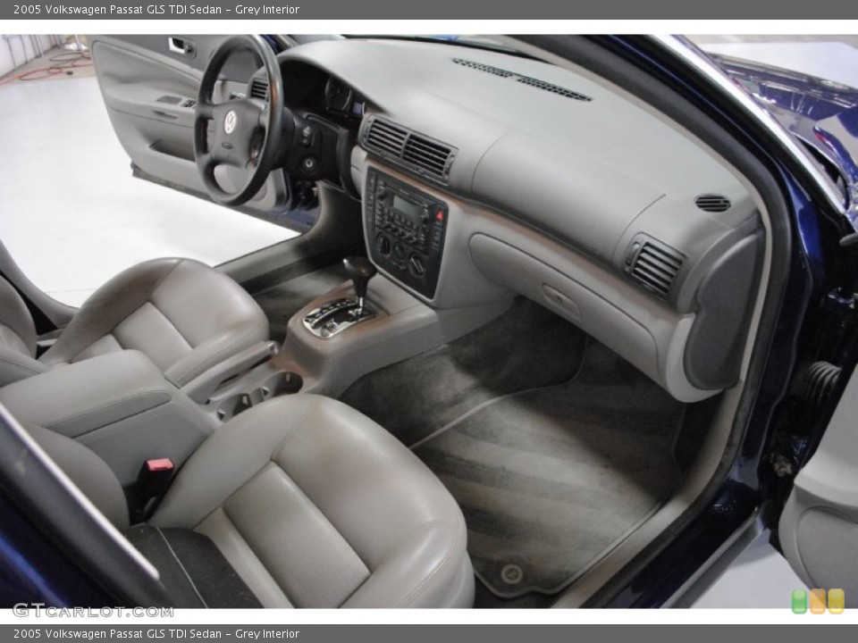 Grey Interior Photo for the 2005 Volkswagen Passat GLS TDI Sedan #62213310