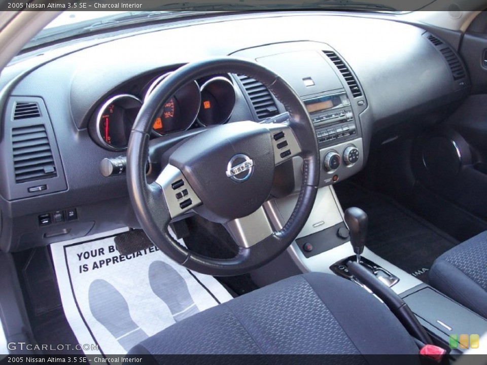 Charcoal Interior Photo for the 2005 Nissan Altima 3.5 SE #62233110