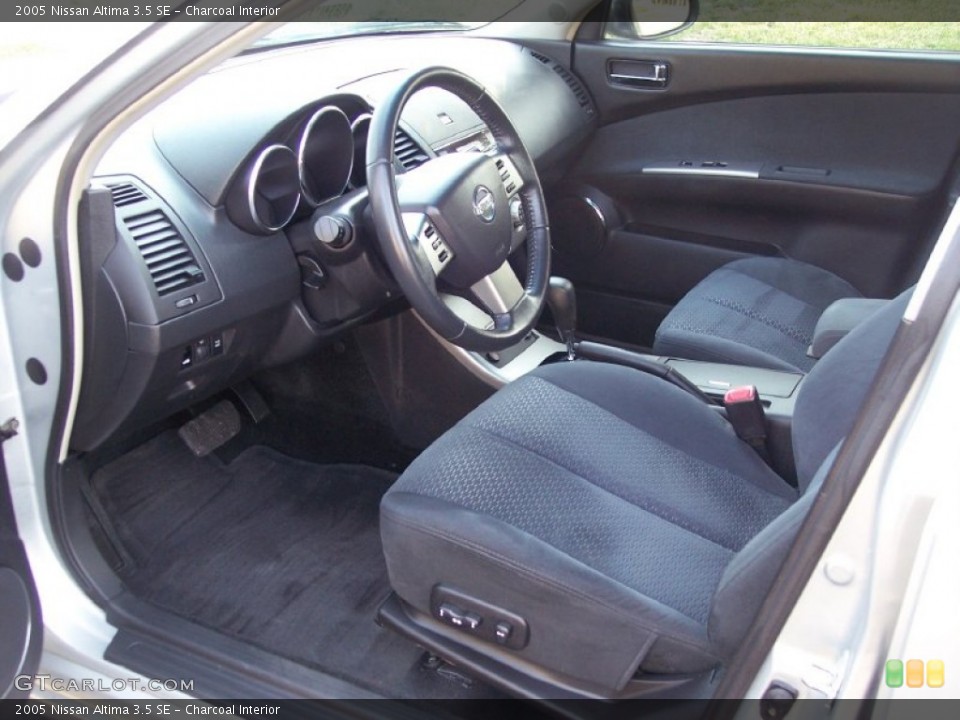 Charcoal Interior Photo for the 2005 Nissan Altima 3.5 SE #62233116