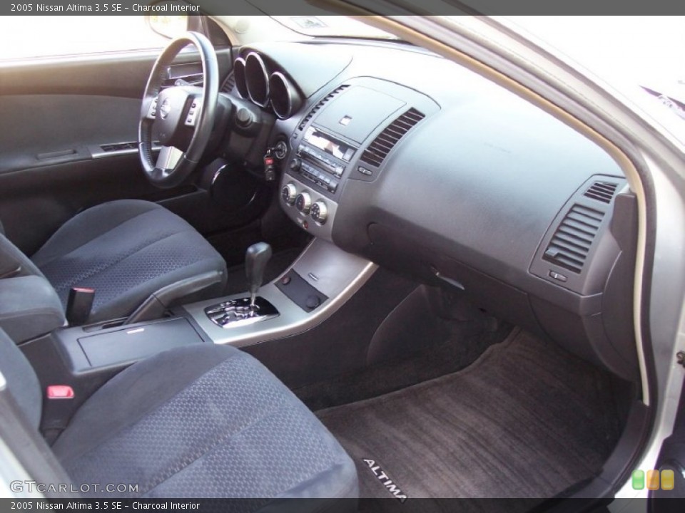 Charcoal Interior Photo for the 2005 Nissan Altima 3.5 SE #62233189