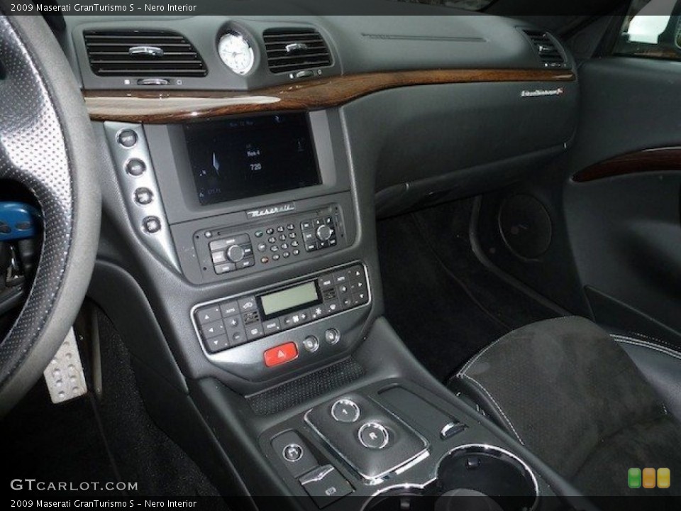 Nero Interior Controls for the 2009 Maserati GranTurismo S #62309540