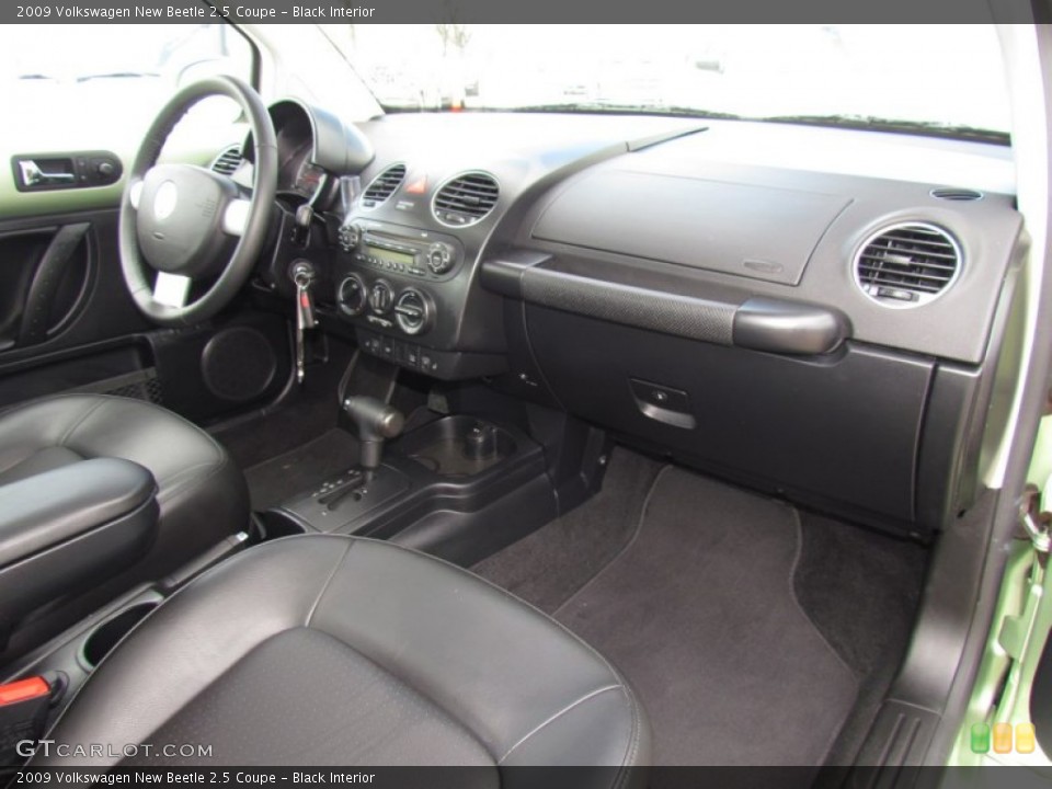 Black Interior Dashboard for the 2009 Volkswagen New Beetle 2.5 Coupe #62348371