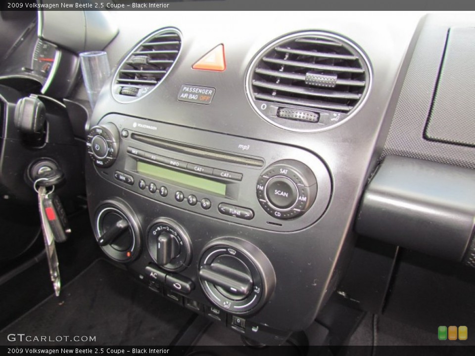 Black Interior Controls for the 2009 Volkswagen New Beetle 2.5 Coupe #62348378