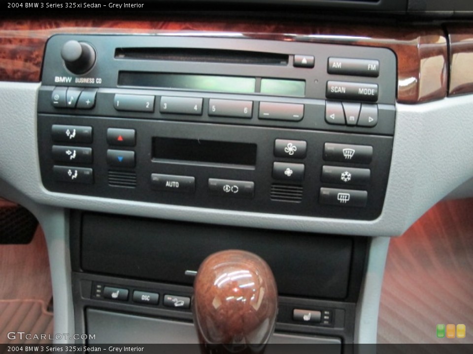 Grey Interior Controls for the 2004 BMW 3 Series 325xi Sedan #62351978