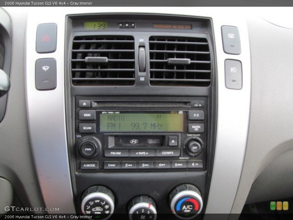 Gray Interior Controls for the 2006 Hyundai Tucson GLS V6 4x4 #62473960