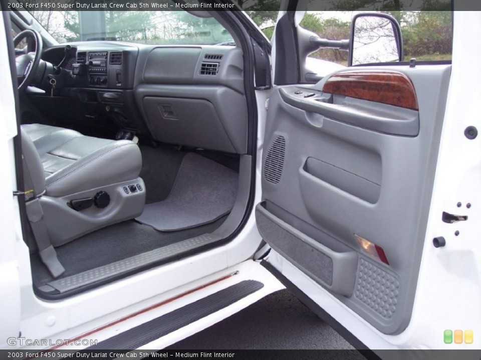 Medium Flint Interior Photo for the 2003 Ford F450 Super Duty Lariat Crew Cab 5th Wheel #62481281